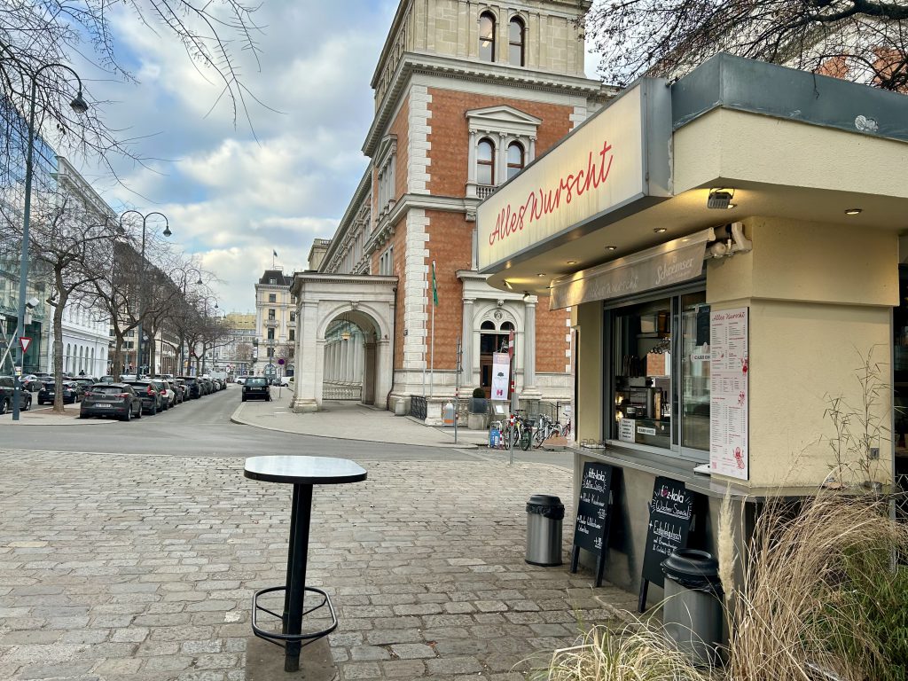 Alles Wurscht und die alte Börse. Foto Veronika Schöll